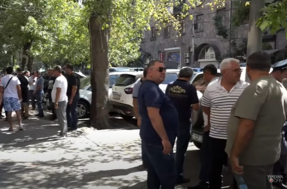 Ожидаются новые подорожания: автоимпортеры проводят акцию у здания КГД (видео)